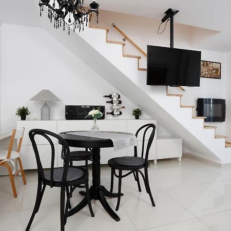 Gorgeous 2 Bedroom Duplex In City Center Bucharest Luaran gambar