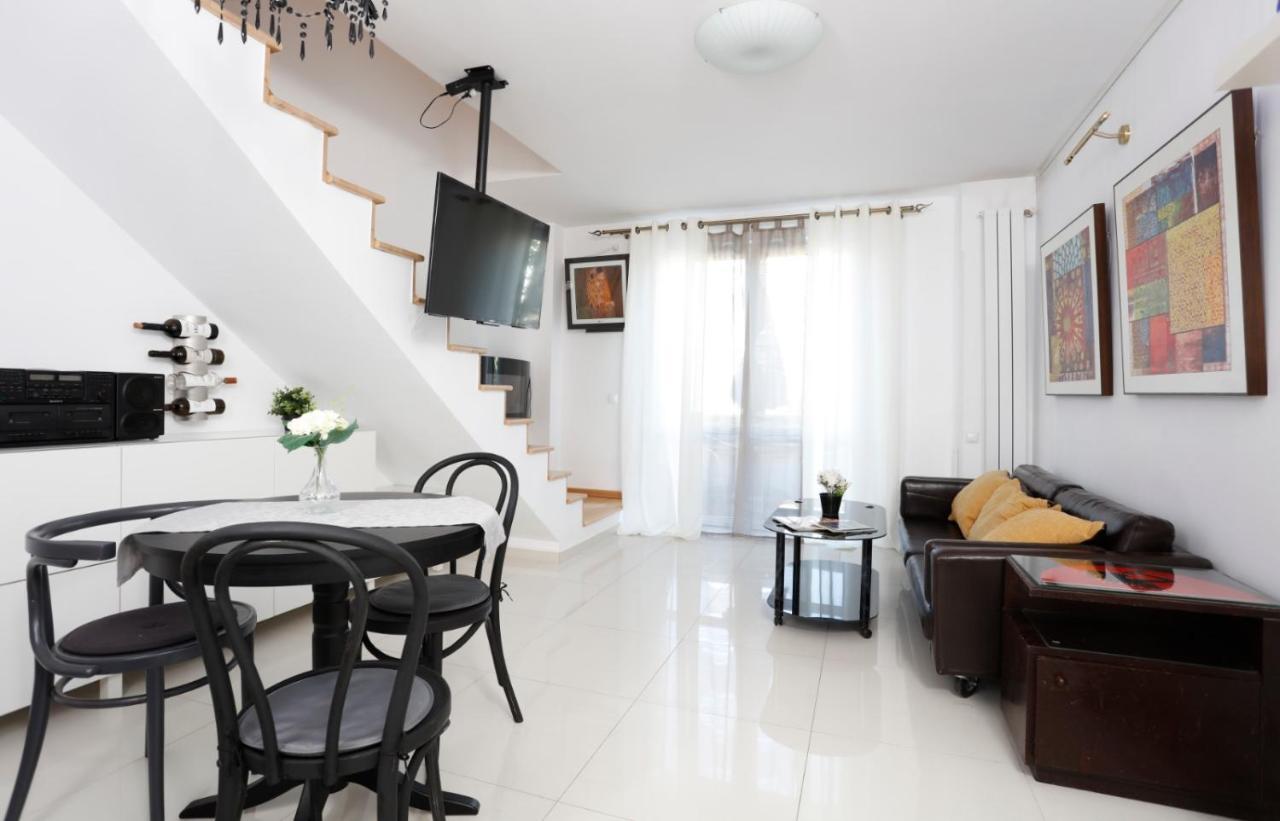 Gorgeous 2 Bedroom Duplex In City Center Bucharest Luaran gambar